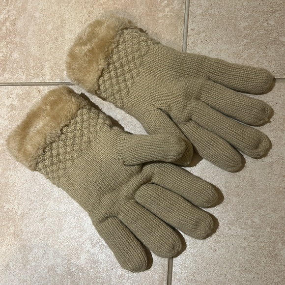 UGG gloves. NWOT - Picture 2 of 3
